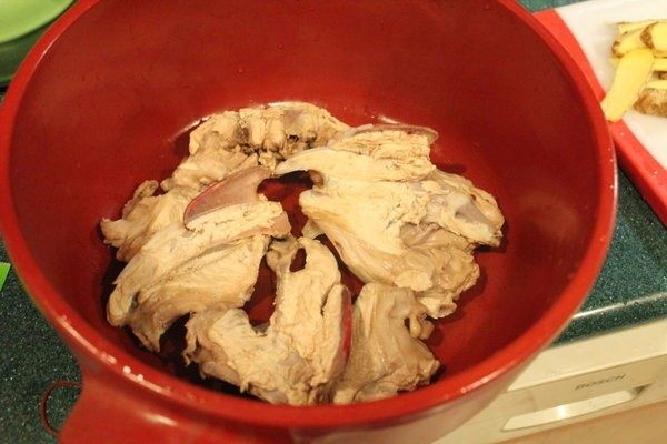 东坡肉,取一炖锅,传统底部是要放竹篦子垫底,以免将肉烧坏。也可用竹叶或放多一些葱段或川烫过的鸡骨架垫底都是各有特色,用竹筷子却有些健康疑虑。