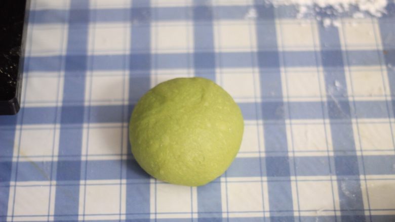 蜜豆芒果抹茶吐司,后油法
先将配料中干料称量倒入盆中，注意糖盐要与<a style='color:red;display:inline-block;' href='/shicai/ 731'>酵母</a>分开，将干料搅拌均匀。
加入<a style='color:red;display:inline-block;' href='/shicai/ 1118'>蛋液</a>与<a style='color:red;display:inline-block;' href='/shicai/ 219'>牛奶</a>后，用筷搅成絮状，手揉至扩展状态，加入<a style='color:red;display:inline-block;' href='/shicai/ 887'>黄油</a>后揉至完全状态。