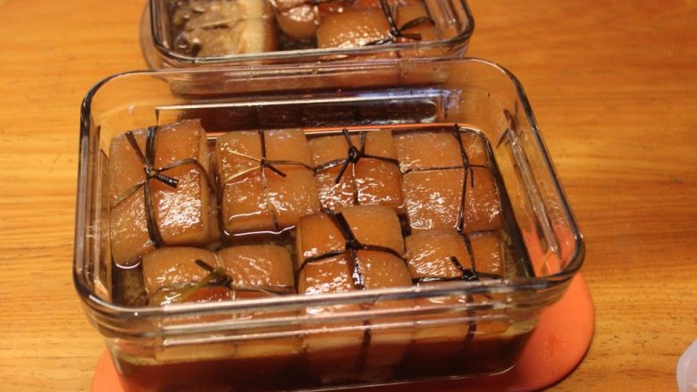 东坡肉,如果一次做多一点,一时不吃的,炖煮完后,连一些酱汁一起冷藏或冷冻。要上桌时,再入锅蒸煮30分钟就可以了。