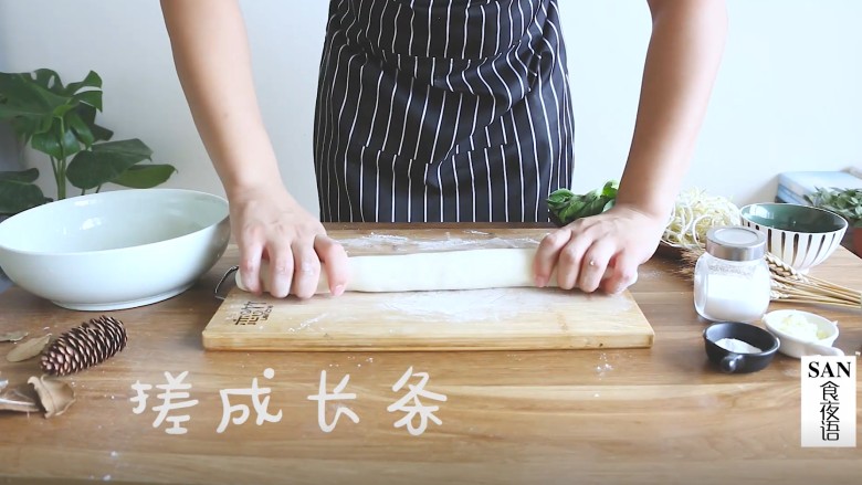 陕西油泼面,然后将面取出,揉成长条
