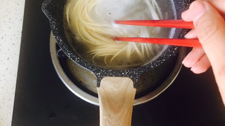 爽过龙虾的虾膏海米凉拌面,入面煮熟 但不能煮过了哦~