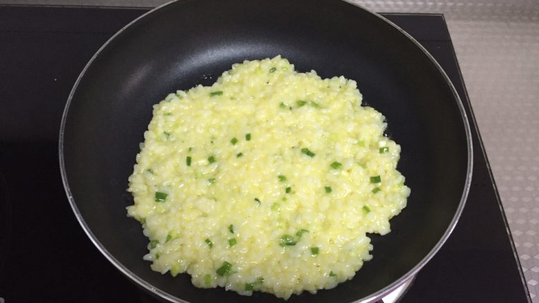蛋香米饼,倒入制作好的米饭糊,压平,不要太厚
