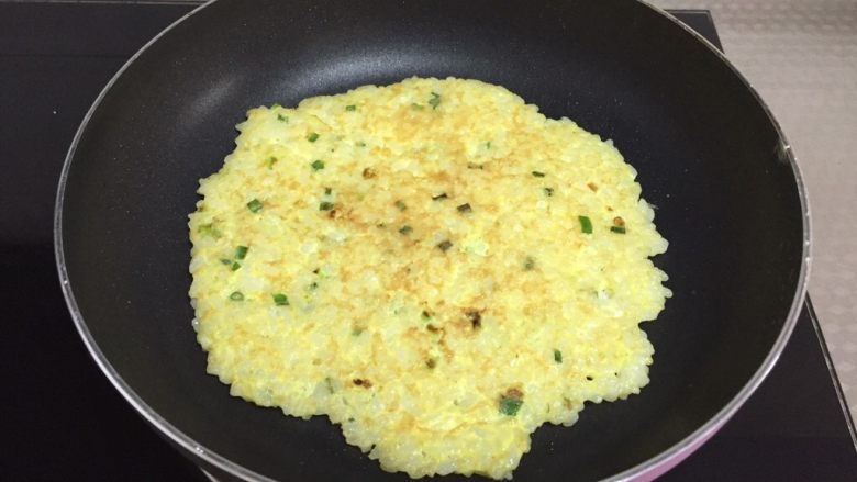 蛋香米饼,煎至金黄翻面,大概两三分钟的样子