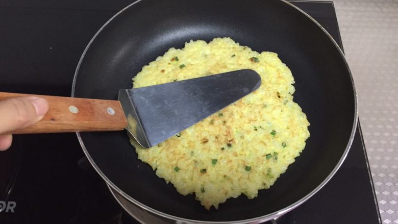 蛋香米饼,煎的过程可用铲子压一压