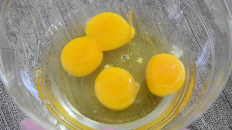 西红柿鸡蛋卷,营养有味道!解锁早餐新技能,碗中打入3个鸡蛋,打匀