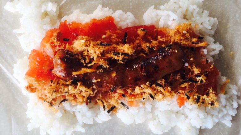 米饭卷,取一丢丢肉松,撒在上面。