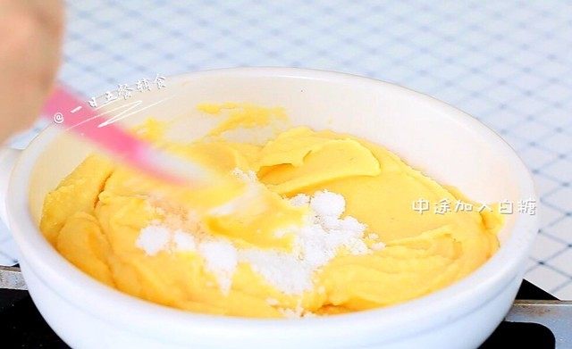 豌豆黄,中途将糖加进去炒,约3分钟炒好。
🌻小贴士:把糖和豌豆茸搅拌均匀,也就炒好了。