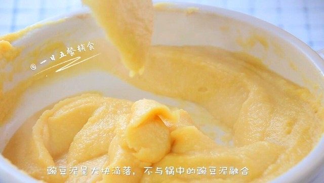 豌豆黄,炒到用铲勺挑起豌豆泥,豌豆泥呈大块滴落,滴落后不会马上和锅里的豌豆泥融为一体,而是仍保持一定形状,之后会慢慢的与锅里的豌豆泥融合。