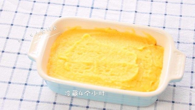 豌豆黄,放入碗中,抹平,冷藏4个小时。
🌻小贴士:碗里不用垫纸,也不用抹油,冷藏后很容易就倒出来了。