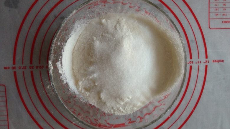 编织苹果派,加入过筛过的面粉,35克糖和一丁点盐