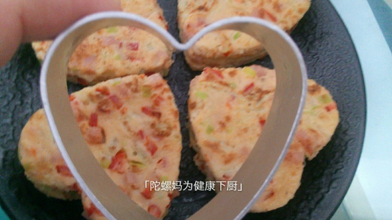 时蔬❤煎饼,出锅切块就能享用,或是用模具👆压出各种形状的小饼,小朋友吃得更加欢乐又滋味!