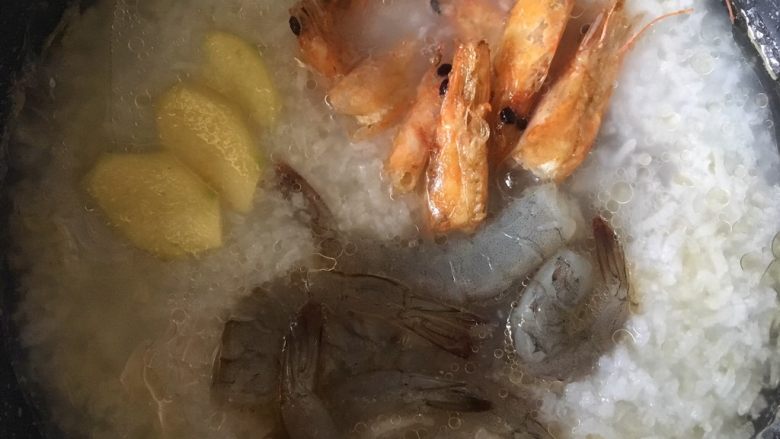 秘制鲜虾粥,加姜片、虾身、虾头