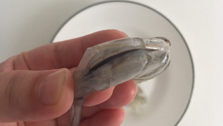 秘制鲜虾粥,剥除虾线。虾壳含丰富的钙,可以直接用带壳的开背虾,也可用虾仁。看到这里去翻翻粥锅吧~别粘锅了哈哈
