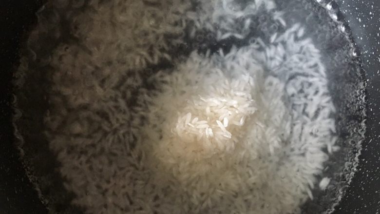 秘制鲜虾粥,锅内装10倍于米的清水烧开(这时做下一步)水开后下入冻米划散,水再开后转小火熬8-10分钟。