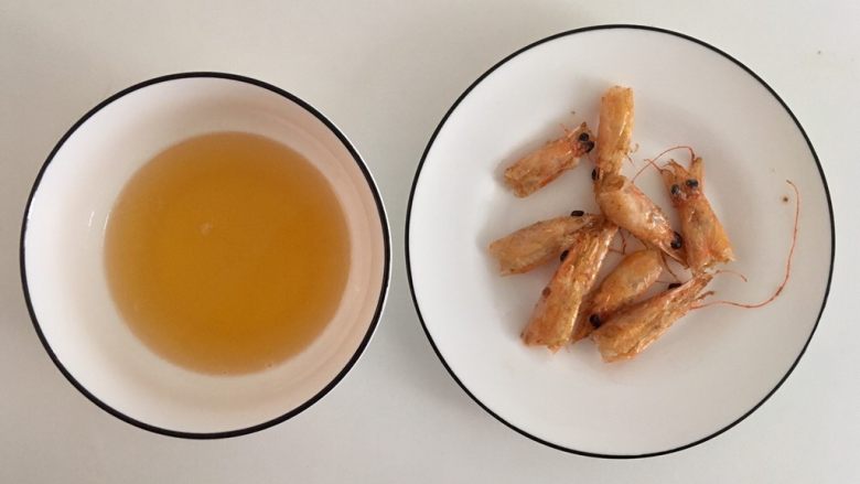 秘制鲜虾粥,得虾油和酥酥的虾头。虾油是有沉淀物的,我一个顺手给过滤了,其实不用的