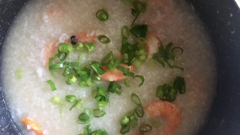秘制鲜虾粥,虾熟后再依口味调入盐和白胡椒粉,出锅前撒葱花即可