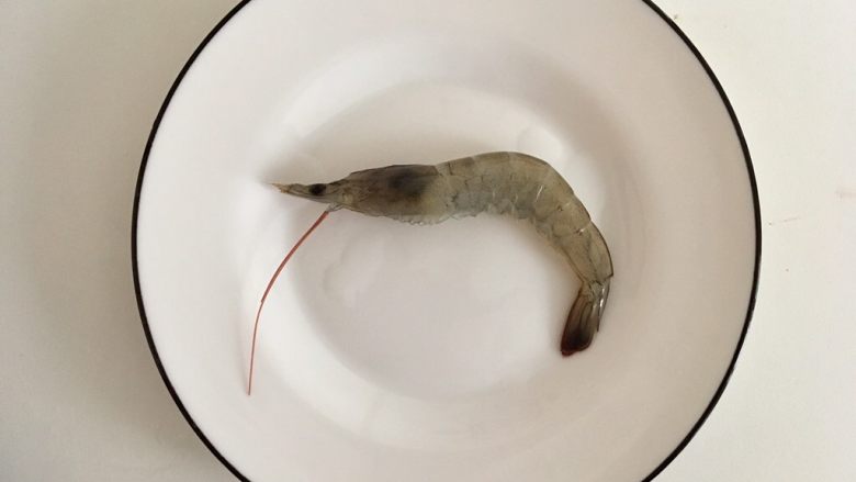 秘制鲜虾粥,剪掉虾头上的硬刺和腿腿脚脚(如果粥里不打算放虾头的话就不用剪硬刺了)个人觉得须子是虾的小傲娇所以留下了 哈哈
