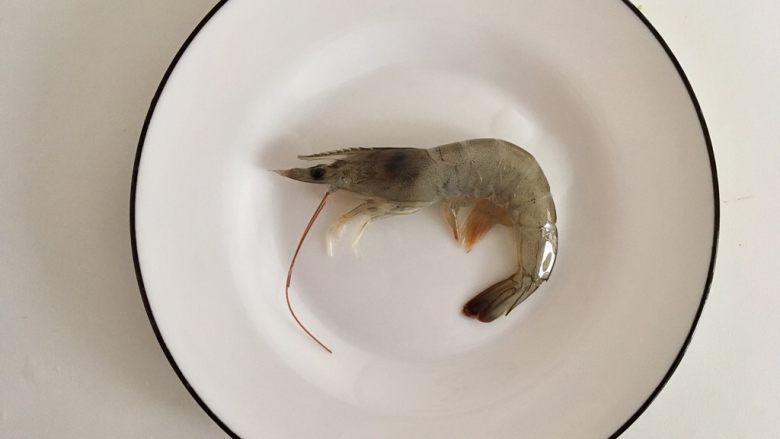 秘制鲜虾粥,此时虾已解冻,我们趁熬粥期间处理虾。