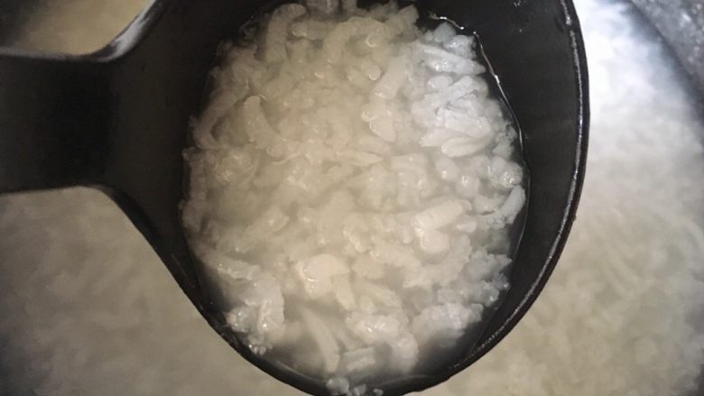 秘制鲜虾粥,这时粥底应该熬好了 米粒开花~