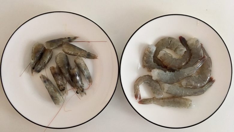 秘制鲜虾粥,处理好的虾头和虾身。虾头用厨房纸吸干水分。