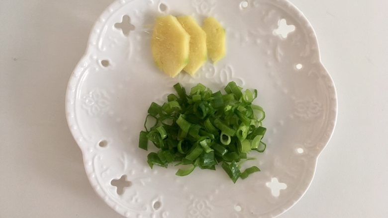 秘制鲜虾粥,切葱花姜片备用