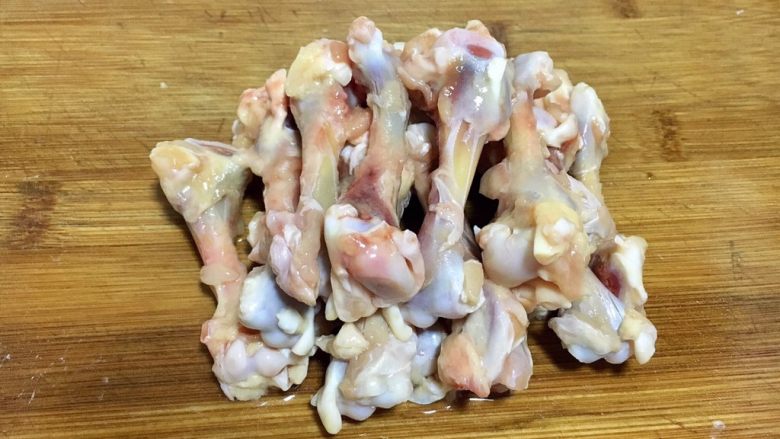 照烧鸡腿肉,将鸡根解冻洗净,用刀将骨头剔出来。(这一步是个体力活,大家小心别伤了手)