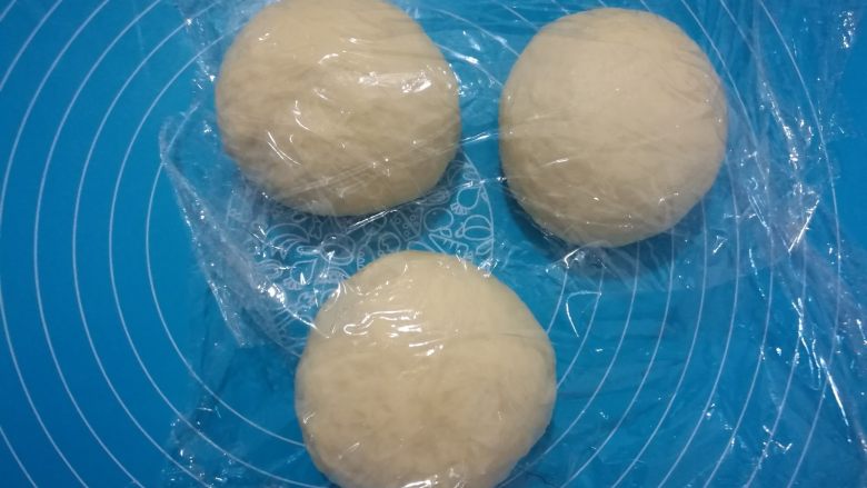 淡奶油柔软白吐司,分别糅圆,盖保鲜膜松弛5分钟。