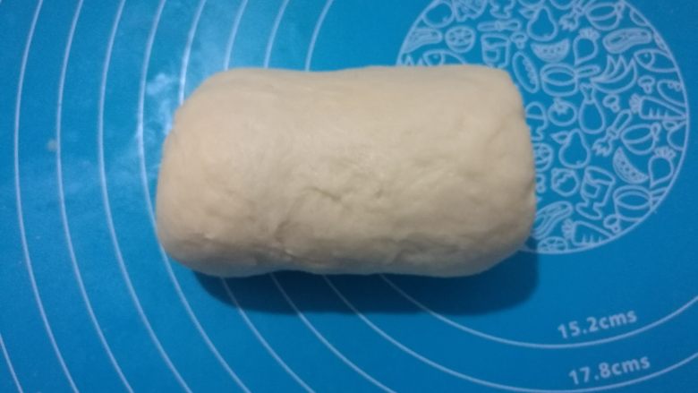 淡奶油柔软白吐司,再次自上而下卷成卷,不要太长, 2.5圈为最好,放入学厨黑金刚吐司盒内。