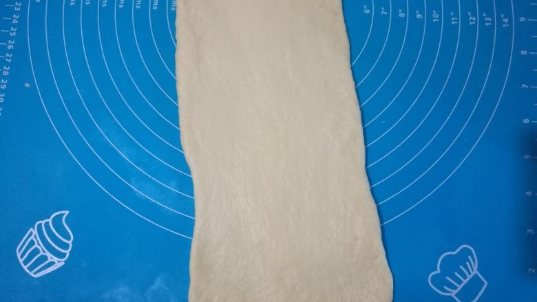 淡奶油柔软白吐司,取出一个面团,擀长。