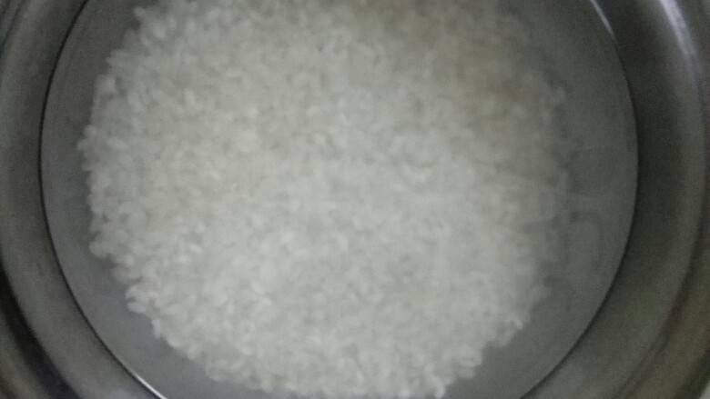 花蛤瘦肉苦瓜酿,趁等待开壳,先蒸饭