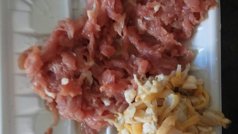 花蛤瘦肉苦瓜酿,瘦肉切丁,花蛤一只只去废弃物(强迫症犯了,大可直接下锅)