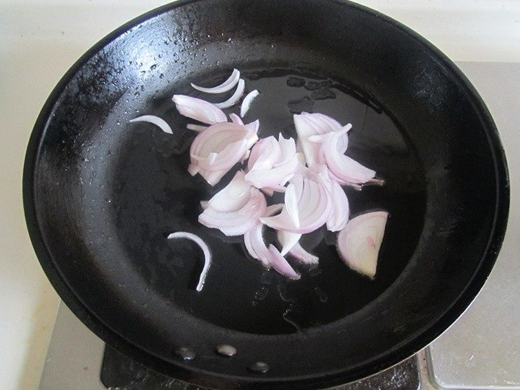 青椒洋葱炒牛肚丝,热锅凉油,放入<a style='color:red;display:inline-block;' href='/shicai/ 29'>洋葱</a>丝进去翻炒;