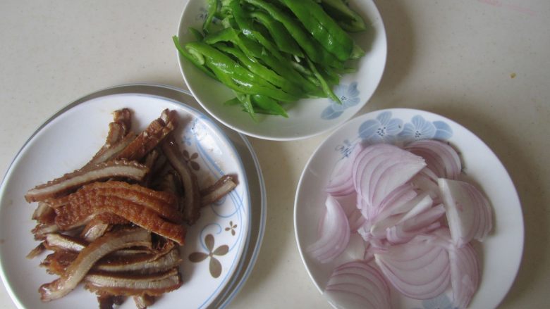 青椒洋葱炒牛肚丝,卤好的牛肚切成丝,准备好其他配料;