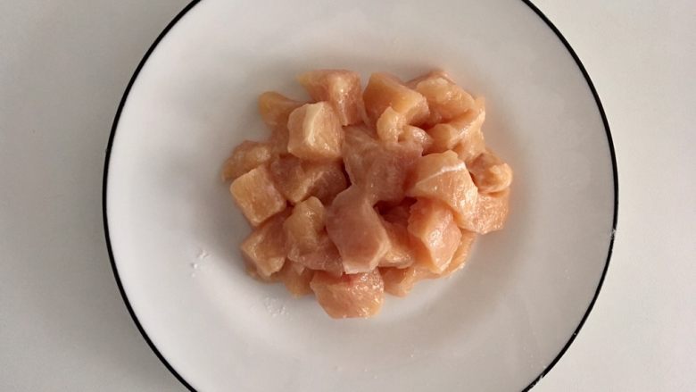 【鸡肉杏鲍菇】小猪便当,<a style='color:red;display:inline-block;' href='/shicai/ 94'>鸡肉</a>切丁放一点点料酒和糖抓匀(减肥免糖)