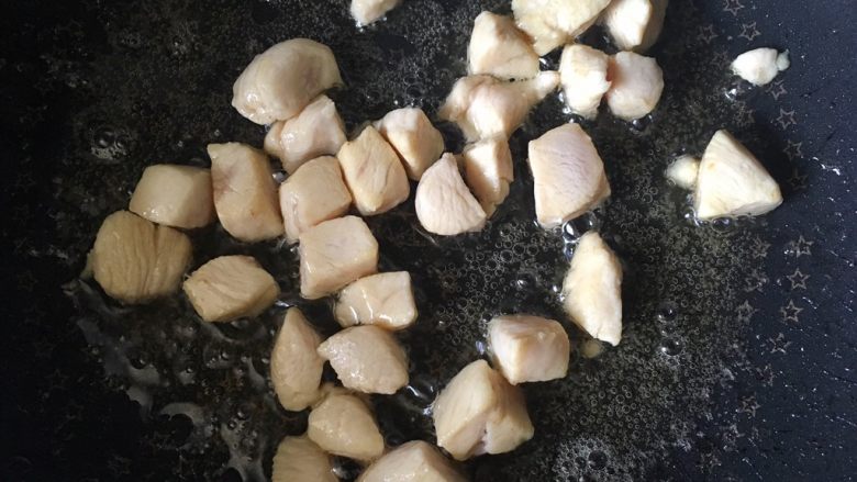 【鸡肉杏鲍菇】小猪便当,热锅凉油,炒熟鸡肉丁