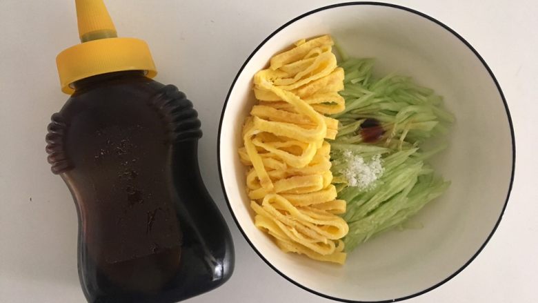【鸡肉杏鲍菇】小猪便当,黄瓜切丝,和蛋皮一起,放一丢丢盐、几滴生抽、一点蚝油、1滴香油拌匀(晚上吃还是切点蒜末更好吃)隆重推荐我的蚝油瓶,其实是可以挤的蜂蜜瓶,装蚝油特方便,外面好多挤瓶用在蚝油上总是会挤爆…
