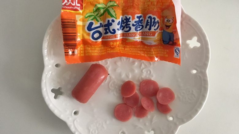 【鸡肉杏鲍菇】小猪便当,我用的是这个小小的宝宝肠,切片,一分为二就是耳朵;再剪个椭圆鼻子。