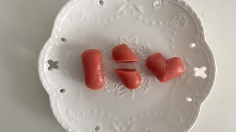 【鸡肉杏鲍菇】小猪便当,小宝宝肠中间斜切再合上就是颗心,可以用意大利面固定一下,到中午就会软了,不用担心被扎到。焯熟几朵西兰花,胡萝卜压几个花做装饰