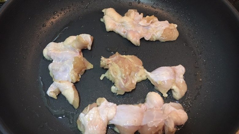 照烧鸡腿肉,锅中刷一层薄薄的油,开小火,放入鸡肉,肉皮面朝下小火慢慢煎,煎至金黄。然后翻面,另一面小火煎至金黄。(煎的过程中,需不停用铲子按压鸡肉,使水分挤出)