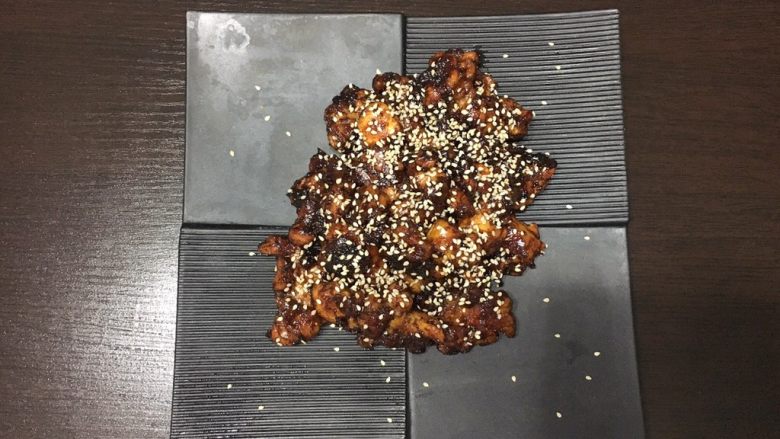 照烧鸡腿肉,完成出锅,在鸡肉表面撒上<a style='color:red;display:inline-block;' href='/shicai/ 666'>芝麻</a>。