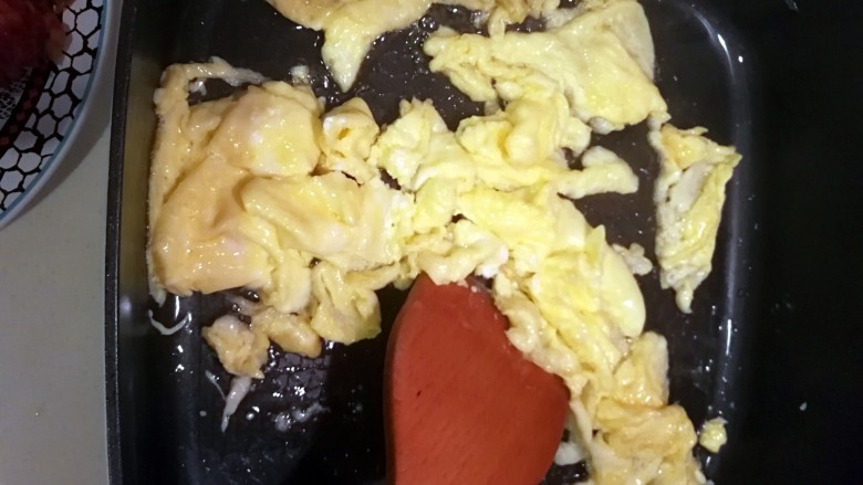 美味茴香炒鸡蛋,快速翻炒,不要老了