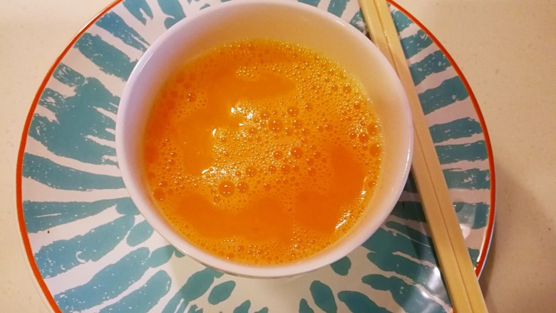 美味茴香炒鸡蛋,加1-2g盐,打匀待用,可以根据自己家口味调整
