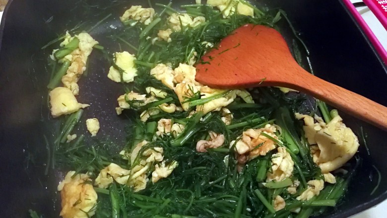 美味茴香炒鸡蛋,快速翻炒几下,出锅前加入盐2-3g翻匀出锅