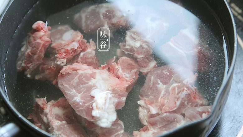 荷叶莲子莲藕去暑汤,<a style='color:red;display:inline-block;' href='/shicai/ 947'>猪骨</a>洗净后斩大件,放到锅里加清水大火煮开。