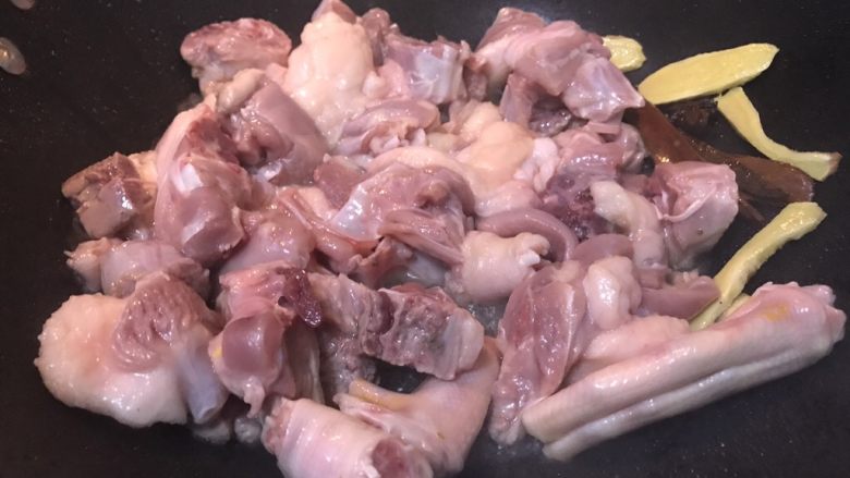 超满足便当(25),倒入鸭肉