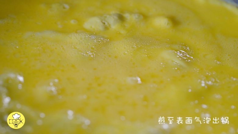 15分钟早餐技能,黄金培根卷,待煎至表面出现气泡,不用翻面,马上起锅