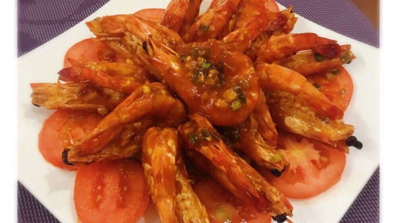 茄汁烧大虾,摆在铺了蕃茄片的盘子上,请趁热享用喔~