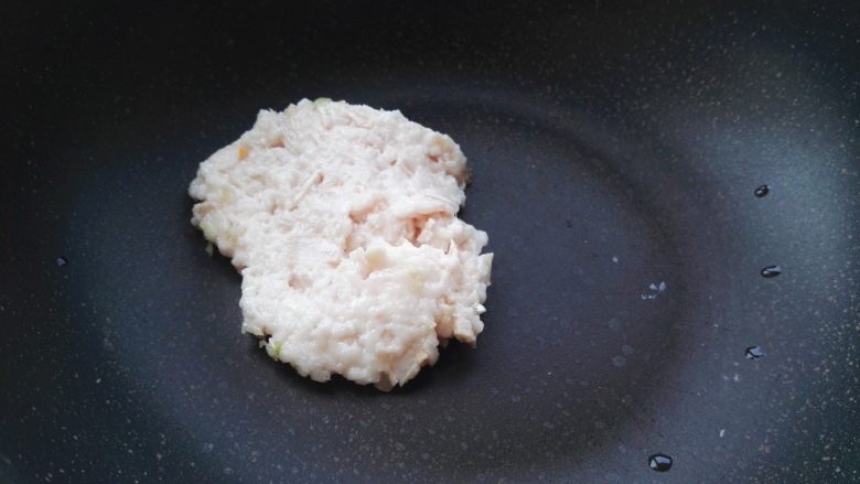 百变面食之家常生煎包,肥肉粒放锅里,中小火熬出油。