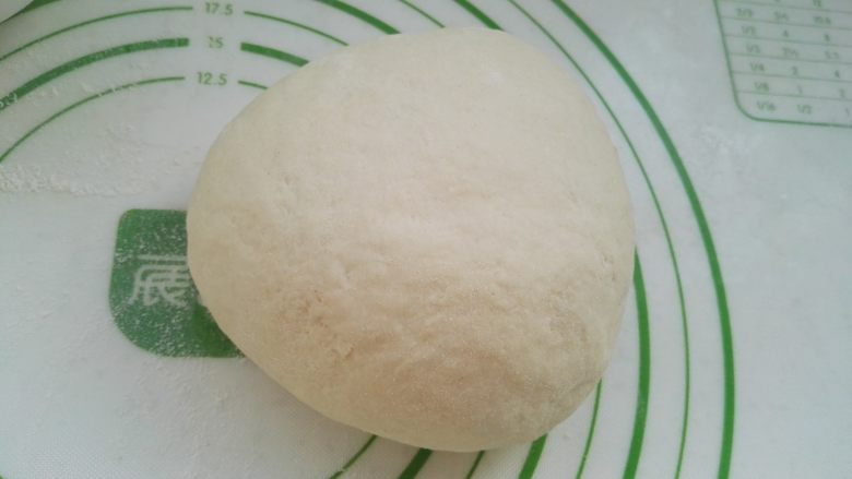百变面食之家常生煎包,用手和成光滑的面团,取出放揉面垫上。