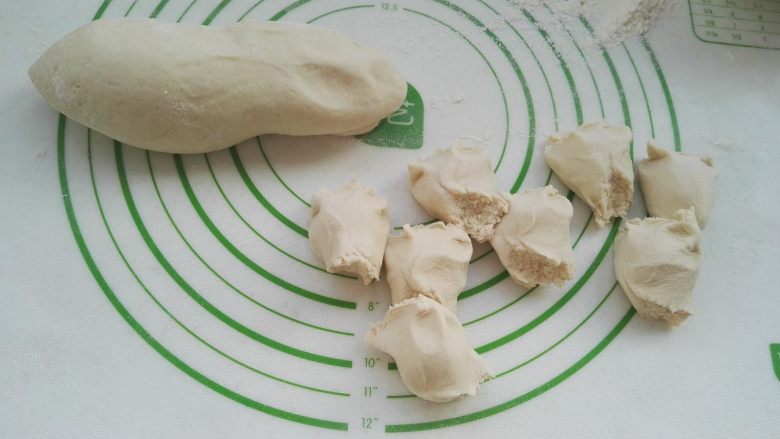 百变面食之家常生煎包,揪成大小均匀的剂子(我是随手揪剂不称量,有点大小不匀)。